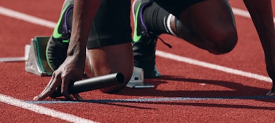 现代化体育场馆入口与大厅全景图，观众正在入场