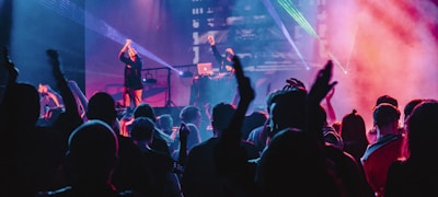 一群球迷在酒吧热烈讨论足球比赛，气氛活跃