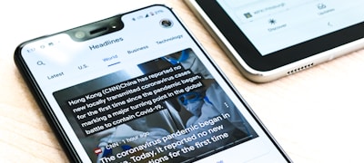 新闻编辑室场景，记者正在电脑前撰写最新的体育快讯